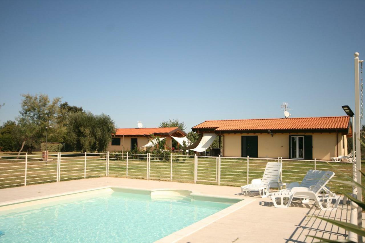 Due Casette Con Piscina กัสตาลเญโต การ์ดุชชี ภายนอก รูปภาพ